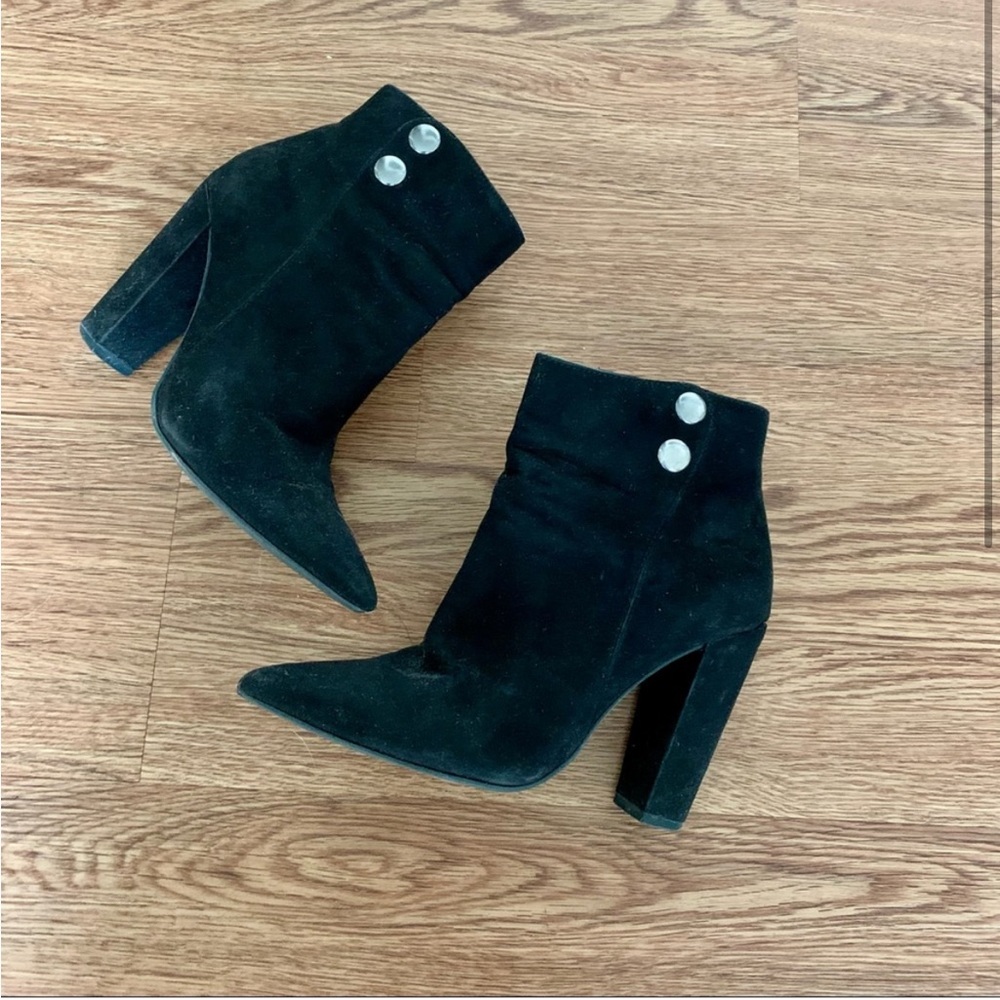 Pointed-toe black booties